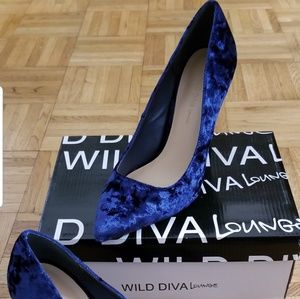 * SOLD 6/9* BRAND NEW size 8 VELVET HEELS